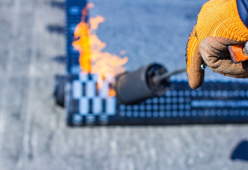 Aplicarea membranei bituminoase pe o structura