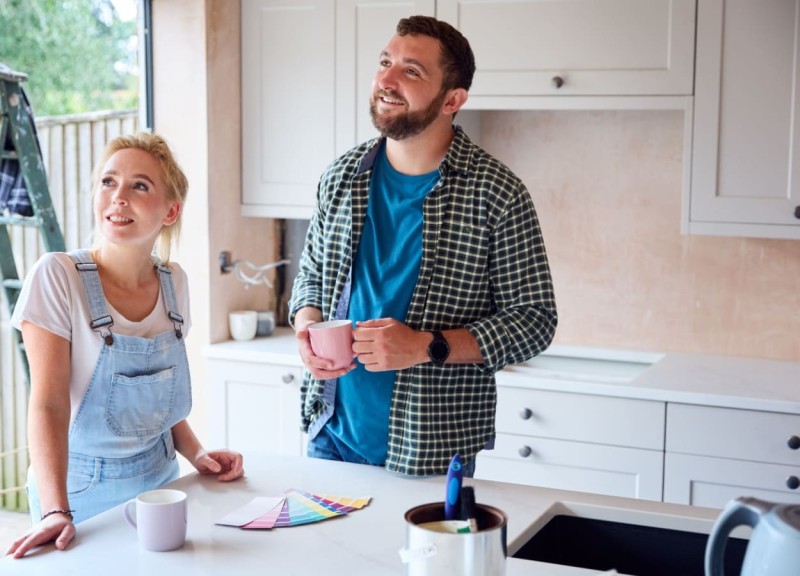 familie care renoveaza bucataria