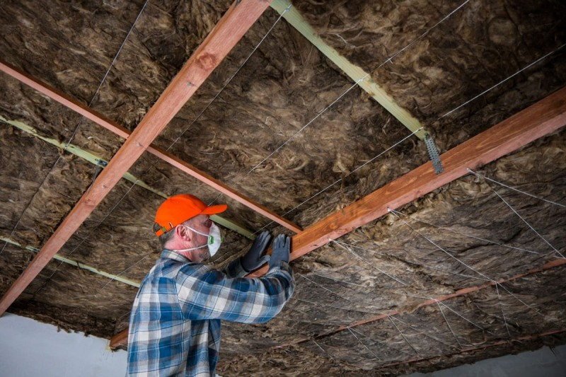 Ce grosime si densitate sunt recomandate la vata de sticla de la MacoStore pentru izolarea acoperisului?