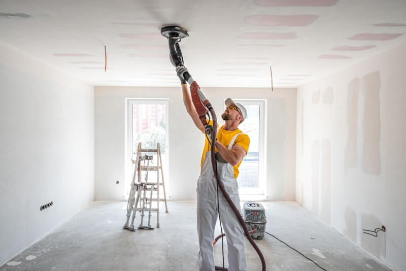 Top 7 echipamente și instrumente esențiale pentru șlefuirea gletului