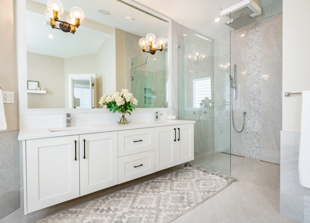 baie de dimensiuni generoase amenajata cu dus walk-in