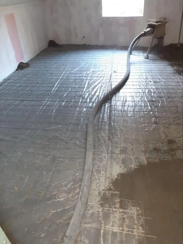 turnare sapa peste folie si plasa de armare in cadrul termoizolarii pardoselii