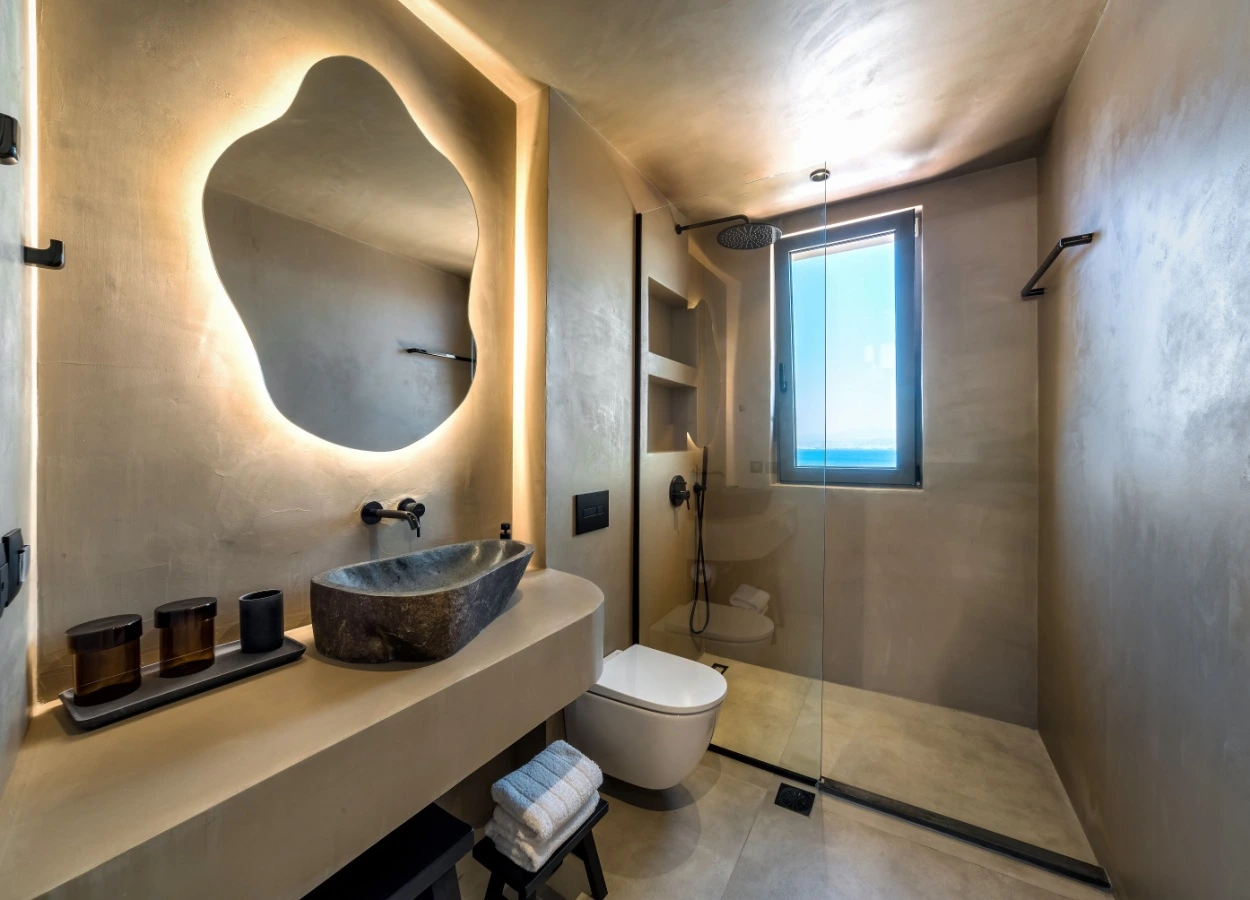 baie moderna cu dus tip walk-in, din sticla fixa, finisaje bej si oglinda