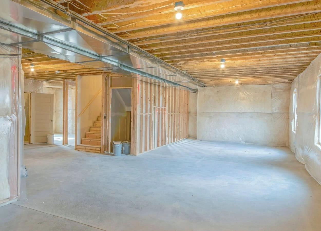 onstructie beci cu structura din lemn, pereti netencuiti si pardoseala pregatita, etapa intermediara de lucru