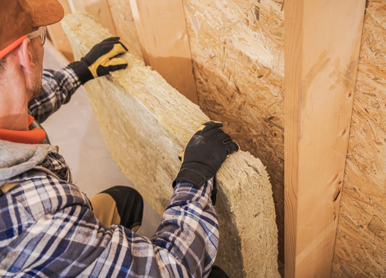 barbat care monteaza vata bazaltica