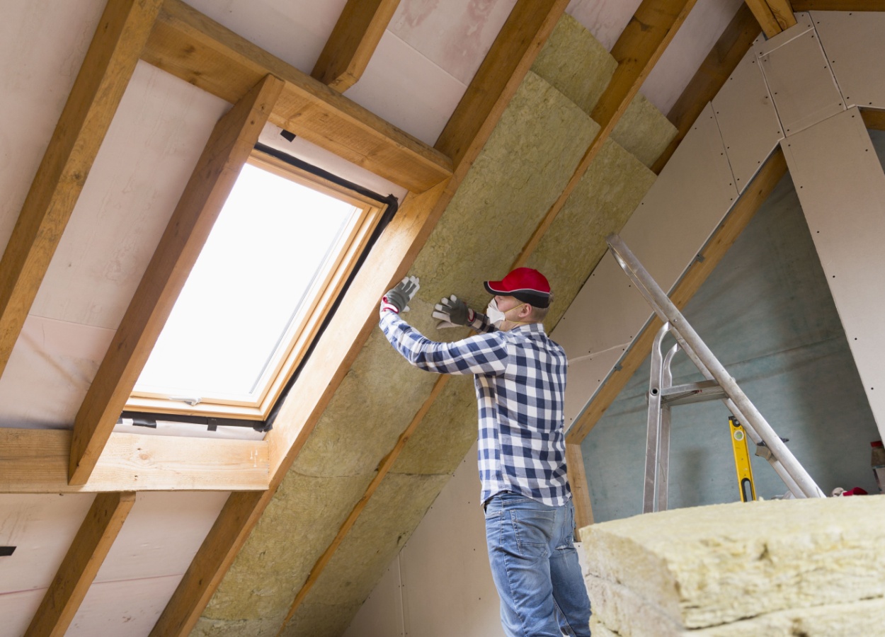 barbat care izoleaza mansarda cu vata minerala