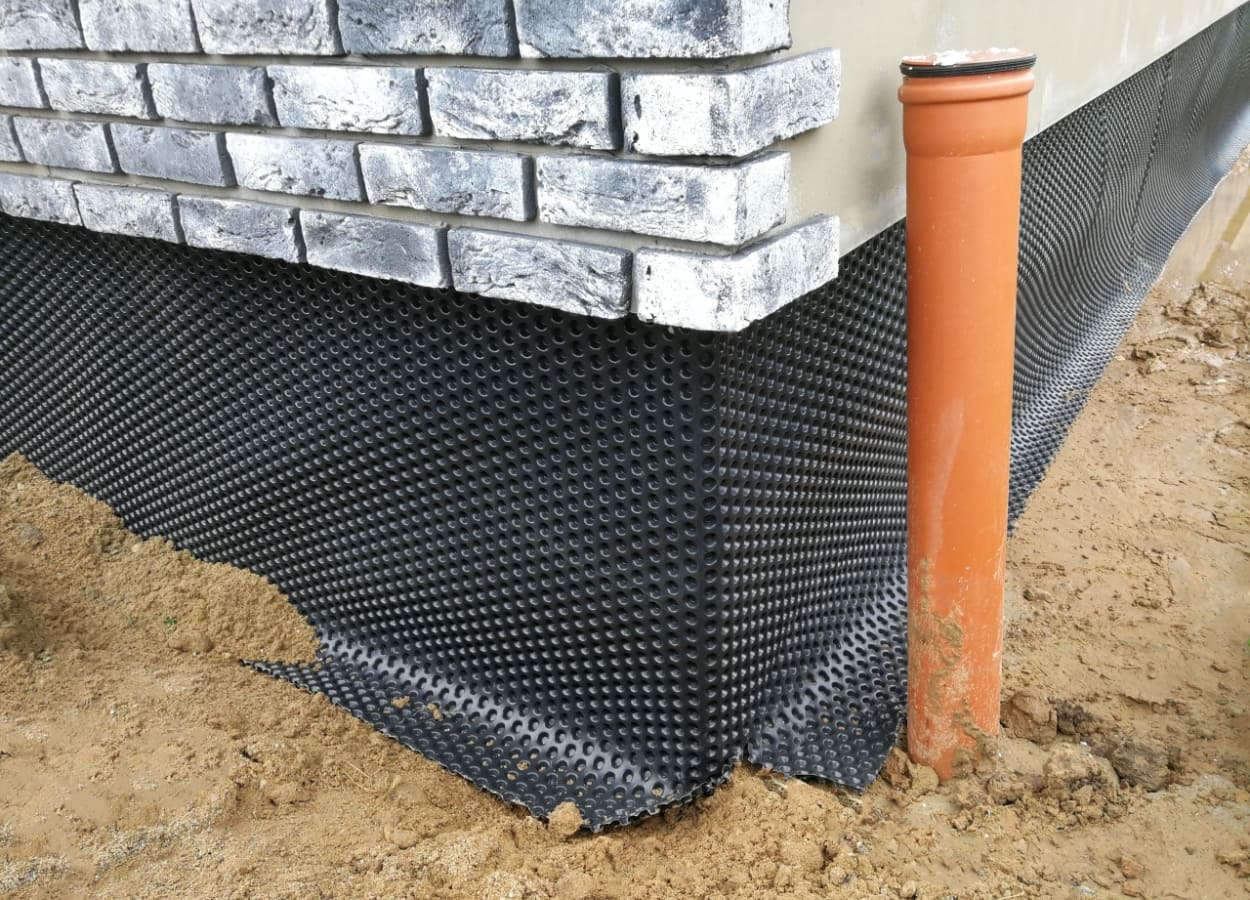 Hidroizolatia fundatiei folosind membrana HDPE cu crampoane