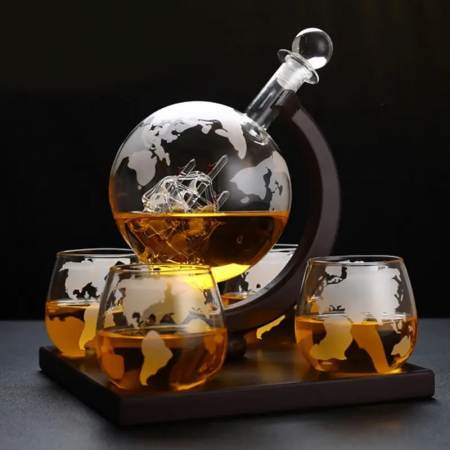 TOATE PRODUSELE - Set Cadou Decantor Glob Pamantesc Premium,cu 4 pahare si suport de lemn