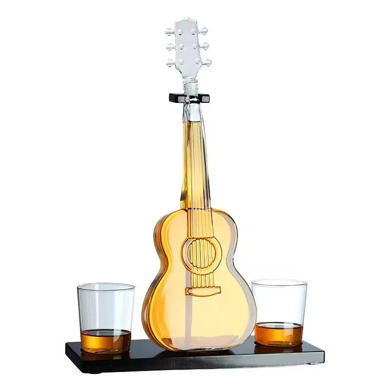 CADOURI BARBATI - Set decantor in forma de vioara cu 2 pahare si suport din lemn 1000 ml