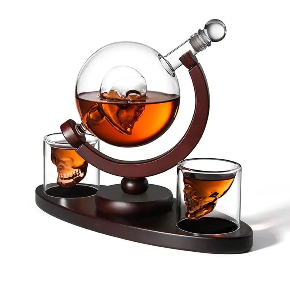 TOATE PRODUSELE - Set pentru Cognac, Whiskey, Sticla-decantor model Cap de Mort si 2 pahare
