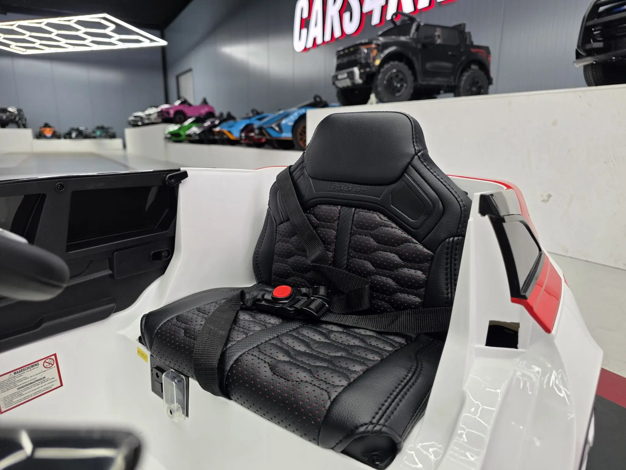 Mașinuță electrică pentru copii Audi RS6 Avant GT 12V Alb/Roșu 112x61x47cm – licență oficială Audi, telecomandă parentală și soft start [10]