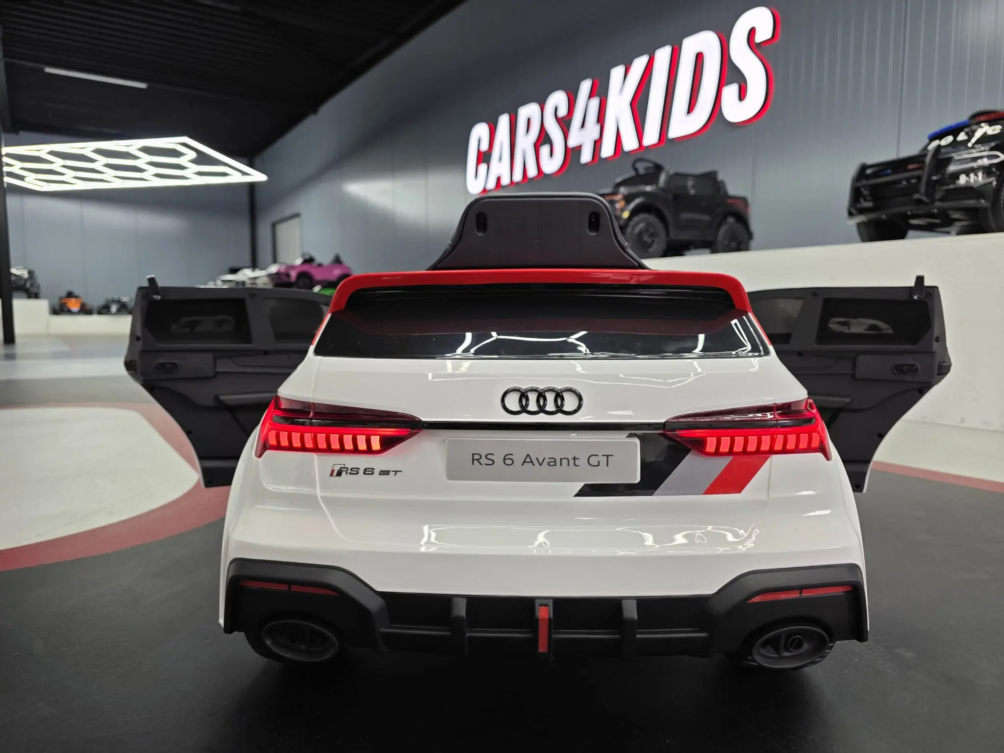 Mașinuță electrică pentru copii Audi RS6 Avant GT 12V Alb/Roșu 112x61x47cm – licență oficială Audi, telecomandă parentală și soft start [7]