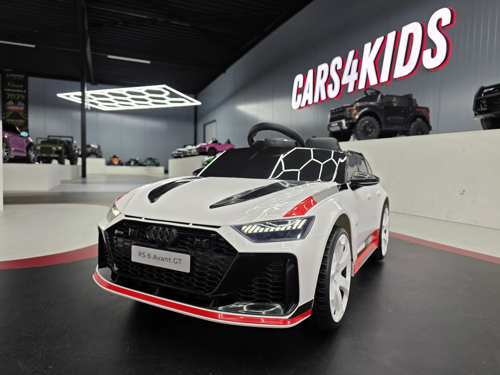 Mașinuță electrică pentru copii Audi RS6 Avant GT 12V Alb/Roșu 112x61x47cm – licență oficială Audi, telecomandă parentală și soft start [3]