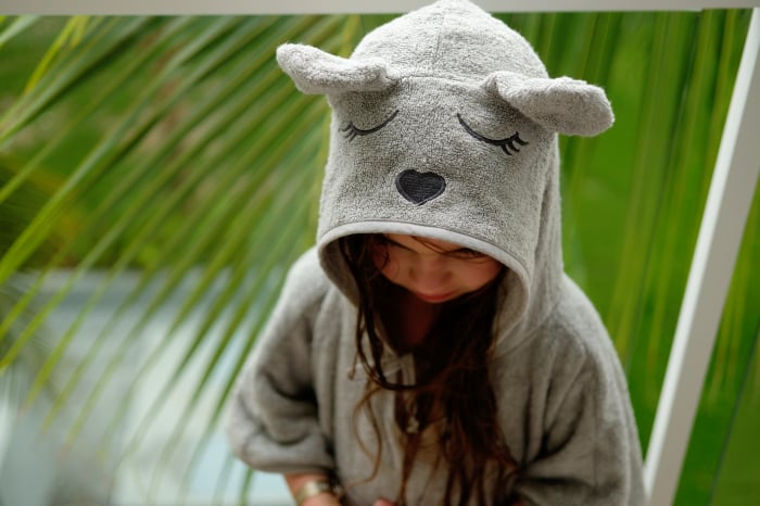 Prosop din fibra de bambus cu gluga si buzunar pentru bebelusi si copii, Poncho Teddy, Beige, 73x58 cm [18]