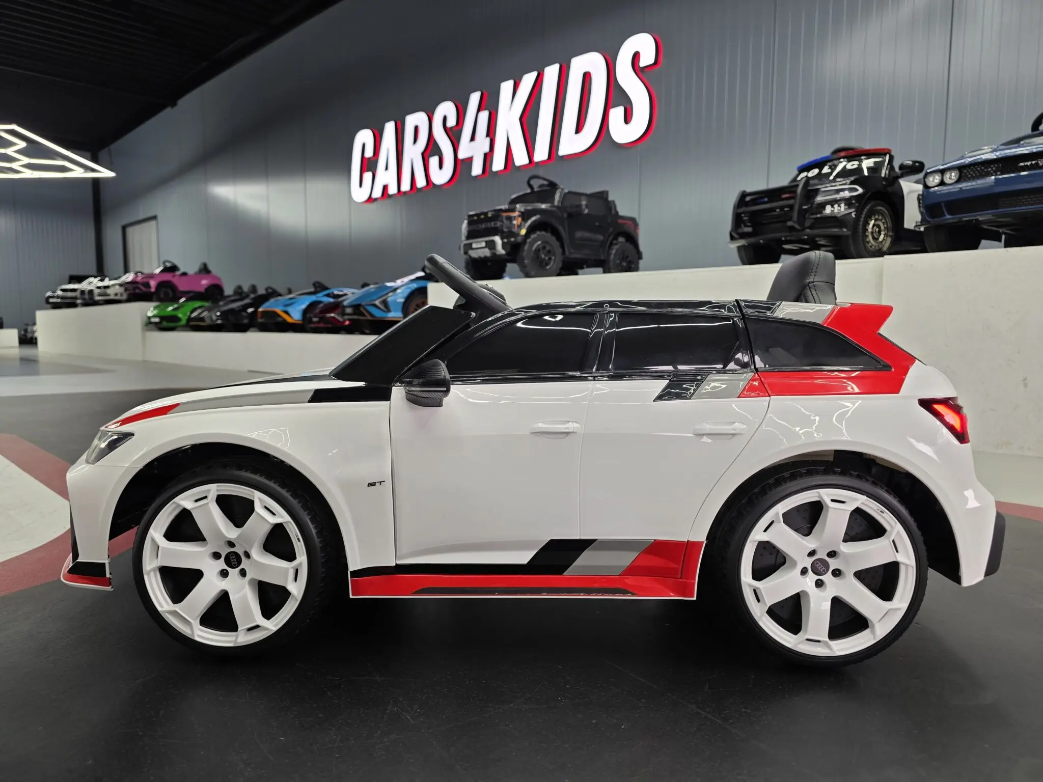 Mașinuță electrică pentru copii Audi RS6 Avant GT 12V Alb/Roșu 112x61x47cm – licență oficială Audi, telecomandă parentală și soft start [5]