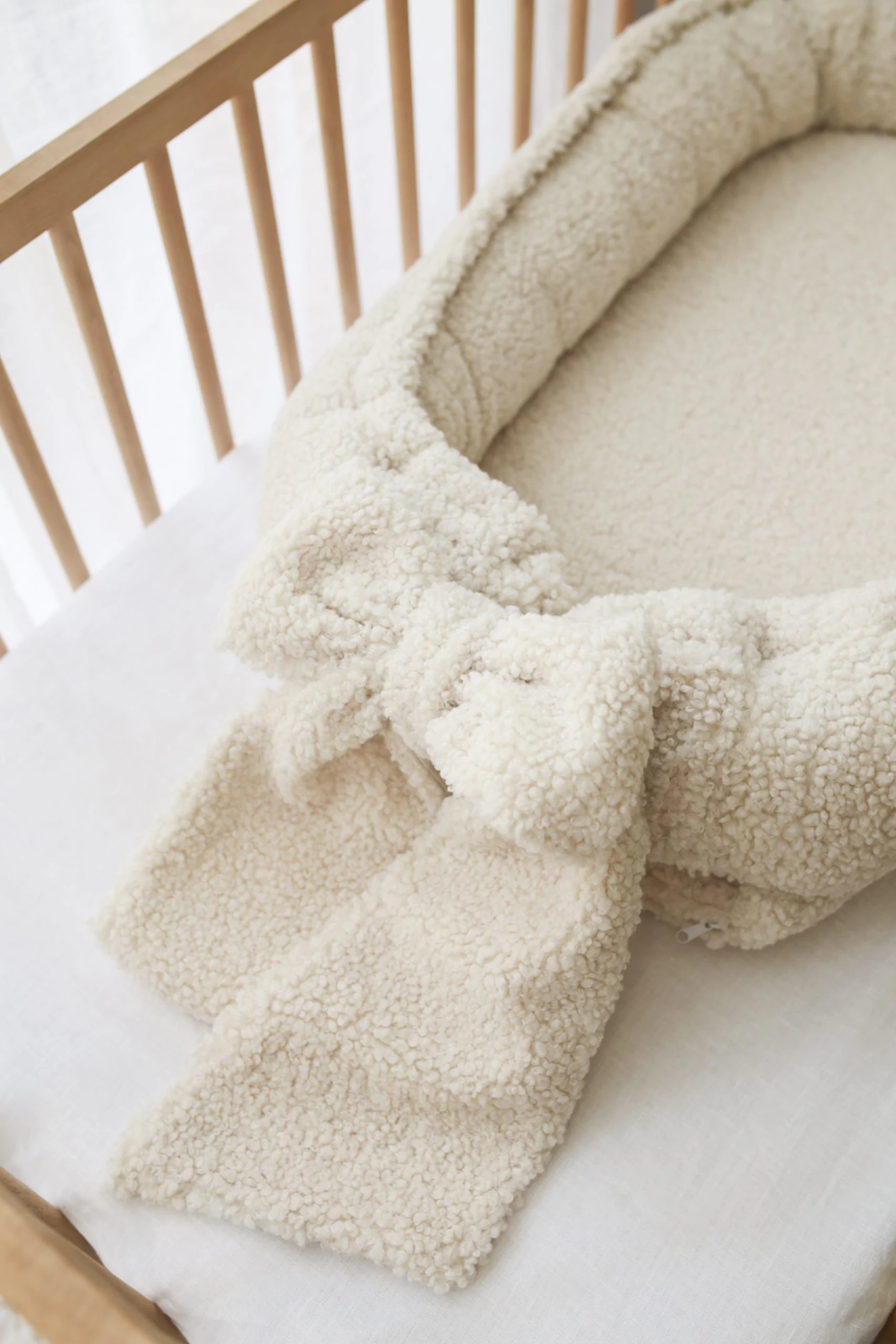 Babynest All Teddy Crem cu Fundă – Textură Pluș, Saltea Detașabilă din Spumă, Handmade în Polonia | 67x34cm, De la 0 Luni [2]