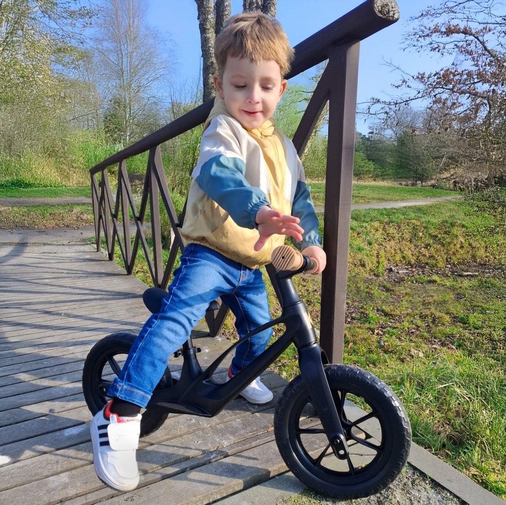 Bicicleta de echilibru fara pedale pentru copii, reglabila si roti Eva, ultra-usoara, Vito Black [11]