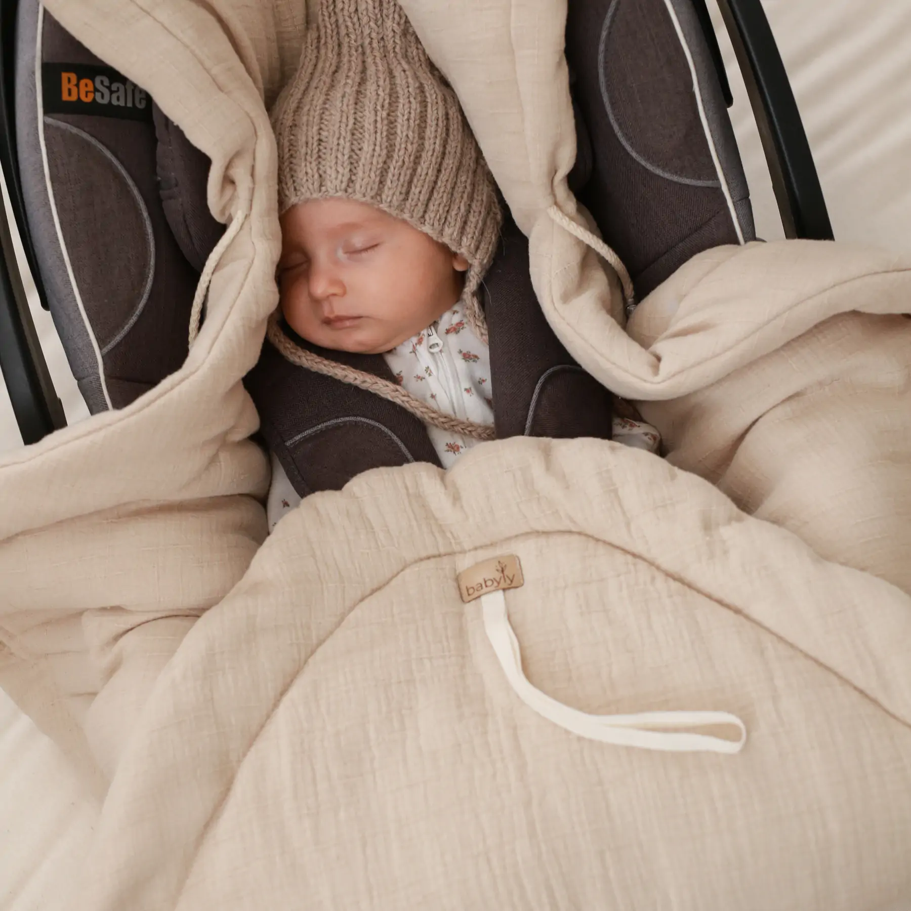 Car Seat Swaddle din muselină – Nisip | Paturica moale și sigură pentru scaun auto [1]
