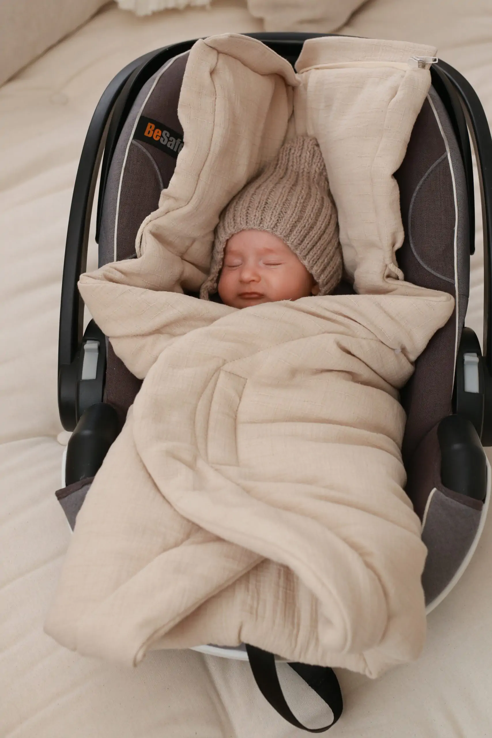 Car Seat Swaddle din muselină – Nisip | Paturica moale și sigură pentru scaun auto [5]