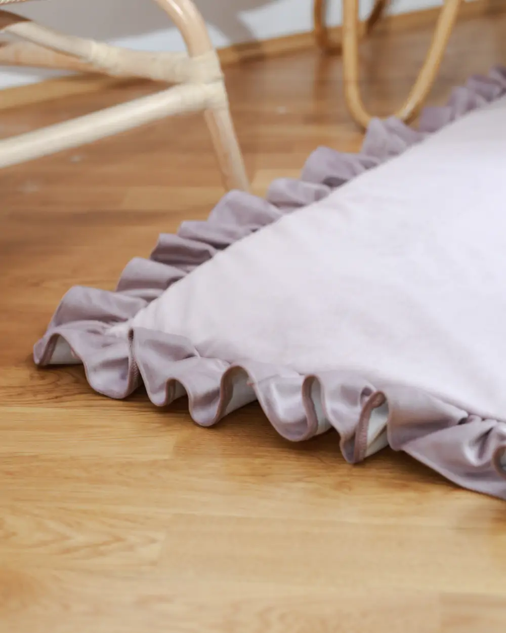Covor patrat de joaca termoizolant din spuma, pentru copii si bebelusi, pliabil, Catifea Mint cu volanas, 100x100cm [6]