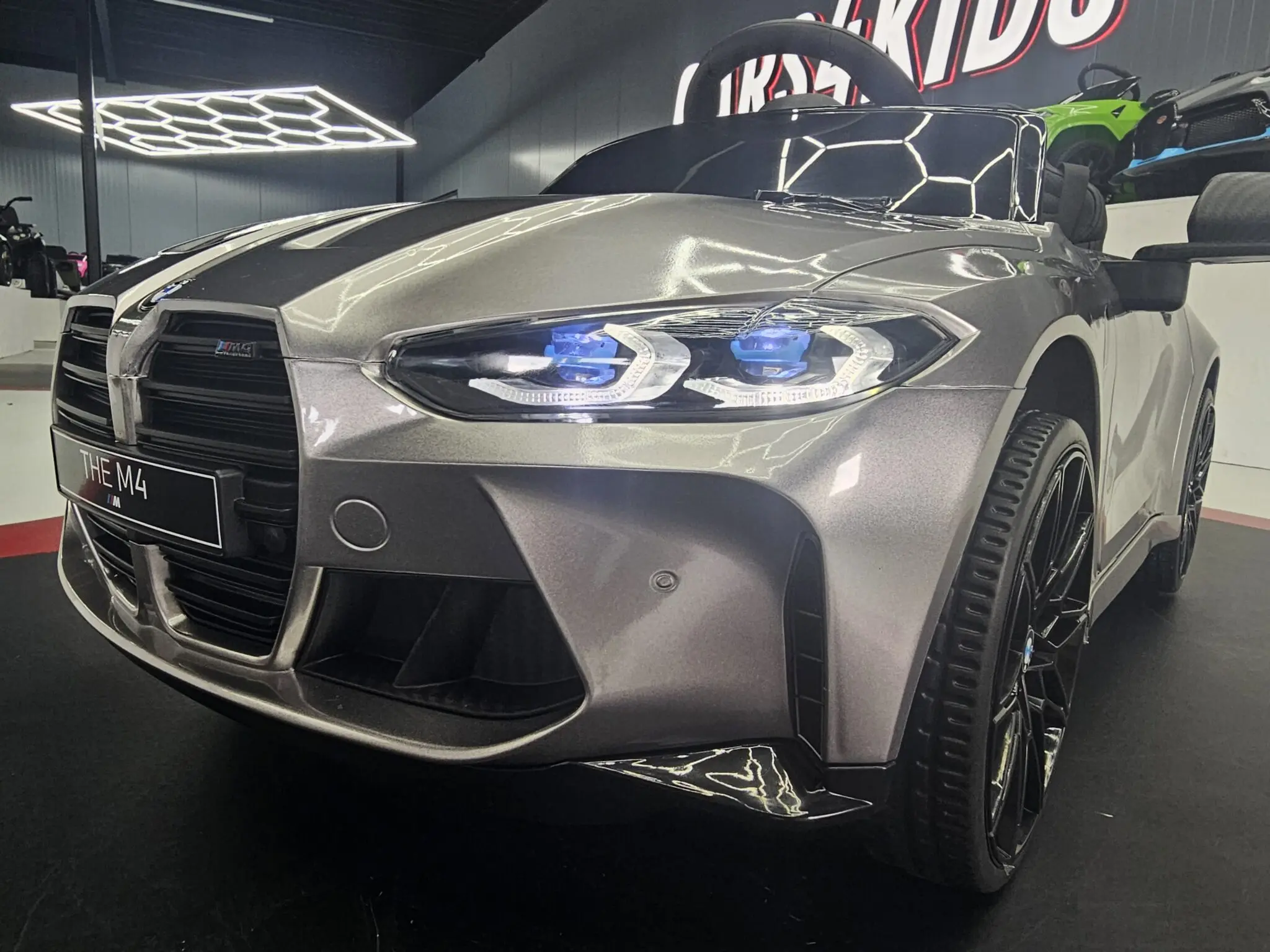 Mașină electrică BMW M4 12V Gri Metalic, Licență Oficială – Telecomandă 2.4G, Scaun Piele [6]