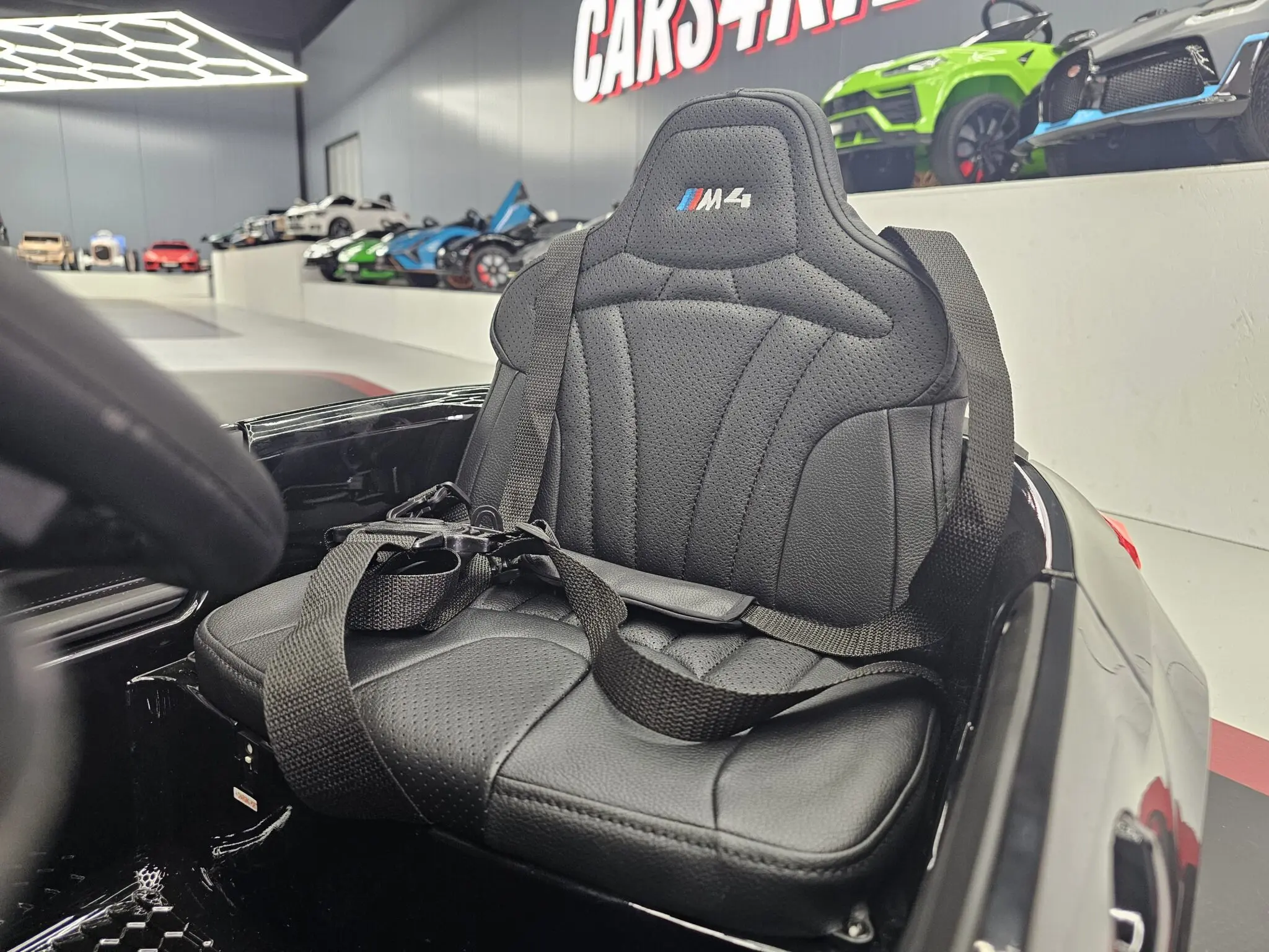 Mașină electrică BMW M4 12V Negru Metalic, Licență Oficială – Telecomandă 2.4G, Scaun Piele [10]