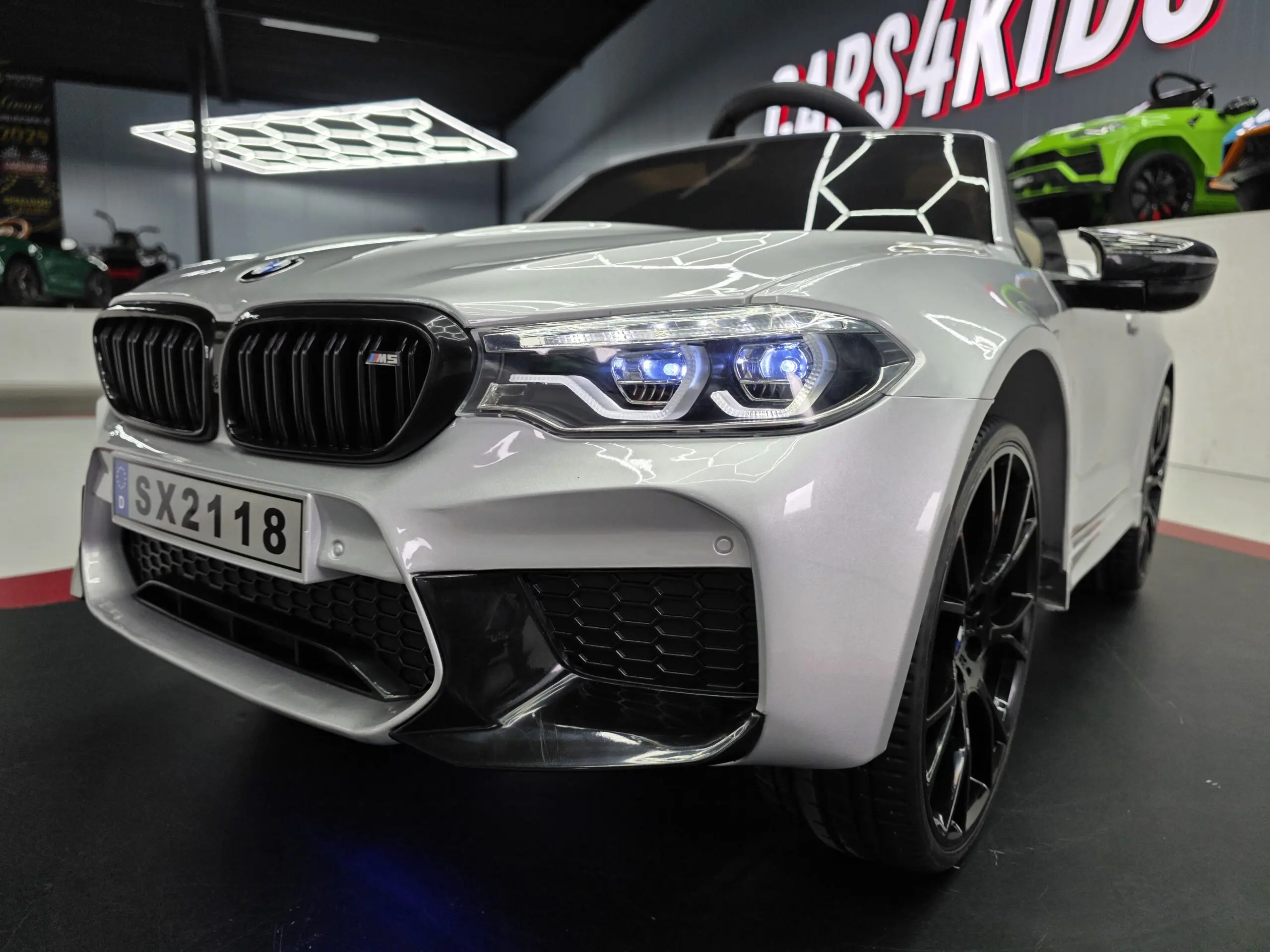 Mașină electrică BMW M5 24V Gri Metalic, Licență Oficială – Telecomandă 2.4G, Scaun Piele [4]