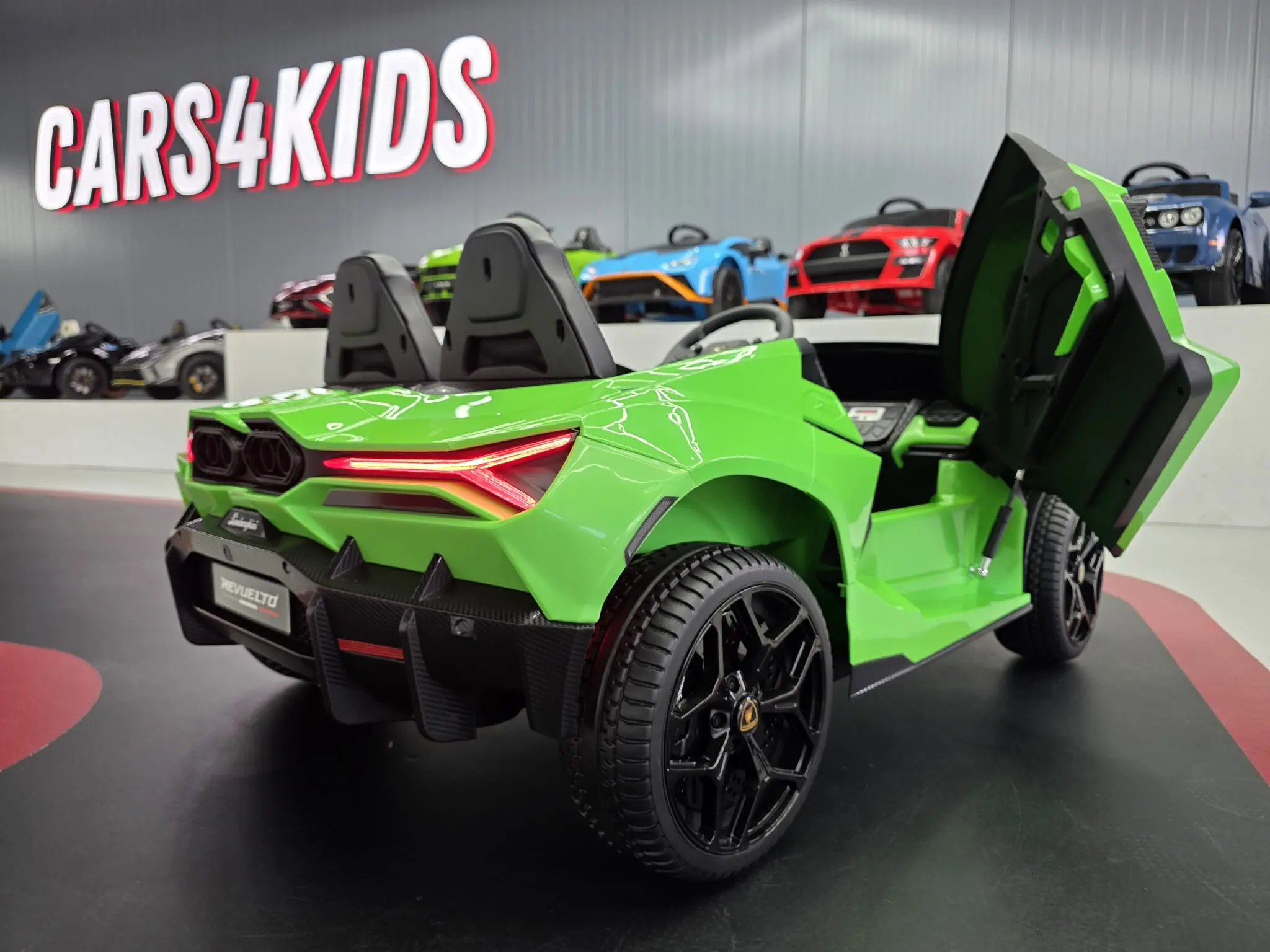 Mașină electrică Lamborghini Revuelto 24V Verde, 2 Locuri, licență oficială – Uși Vertical, Telecomandă 2.4G [9]