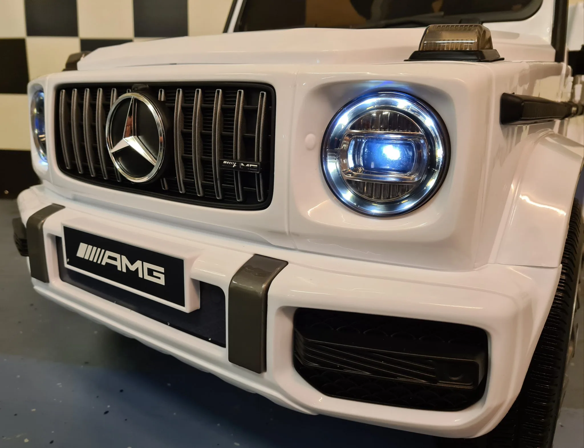 Mașină Electrică pentru Copii Mercedes-Benz G63 AMG 12V Alb Perlat – 4 Motoare, Telecomandă 2.4G, Roți Cauciuc, Scaun Piele | 3 Ani+ [5]