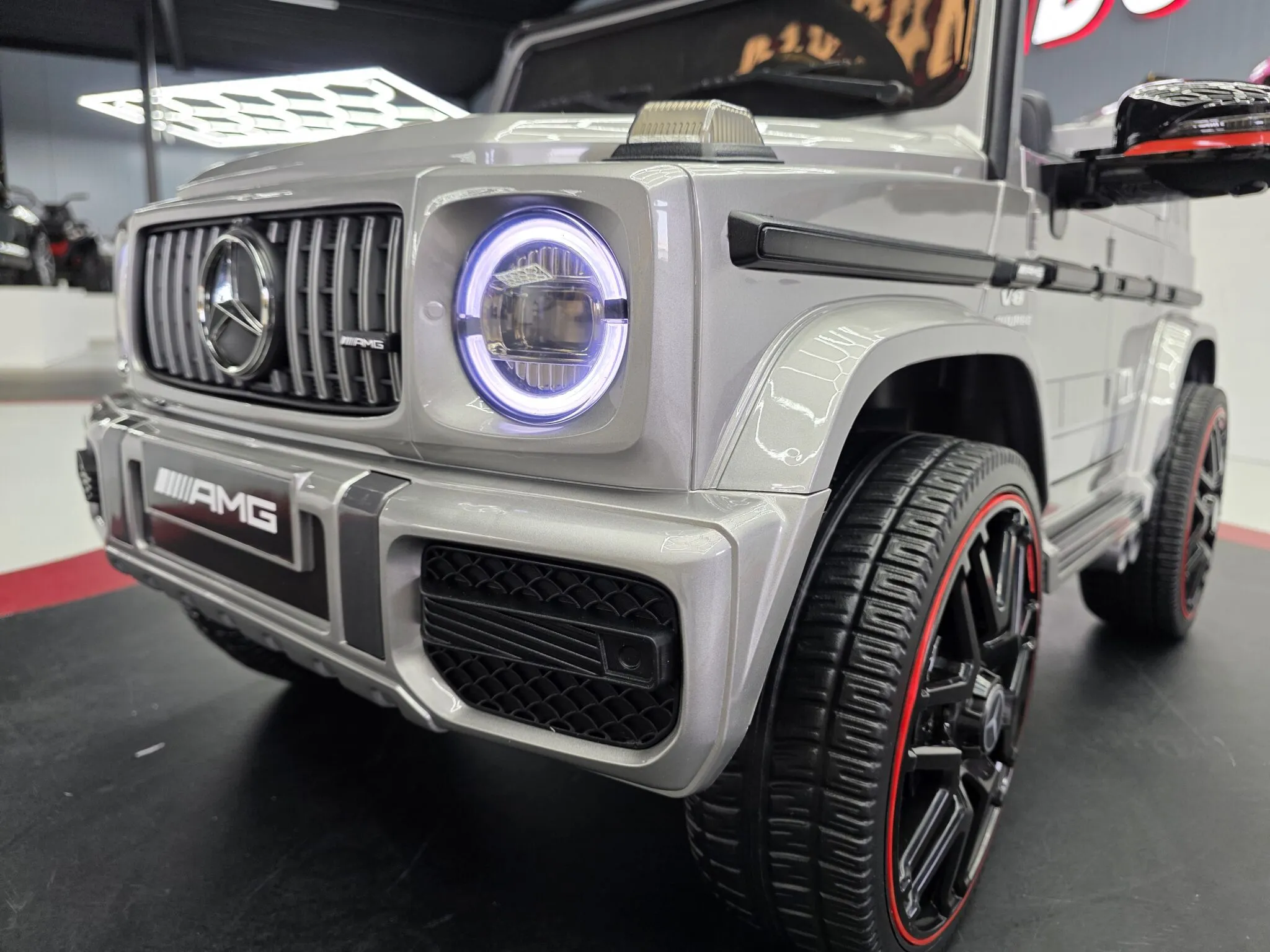Mașină electrică pentru copii Mercedes-Benz G63 AMG 12V, gri metalizat, telecomandă 2.4G, baterie 9Ah, roți cauciuc, scaun din piele [4]