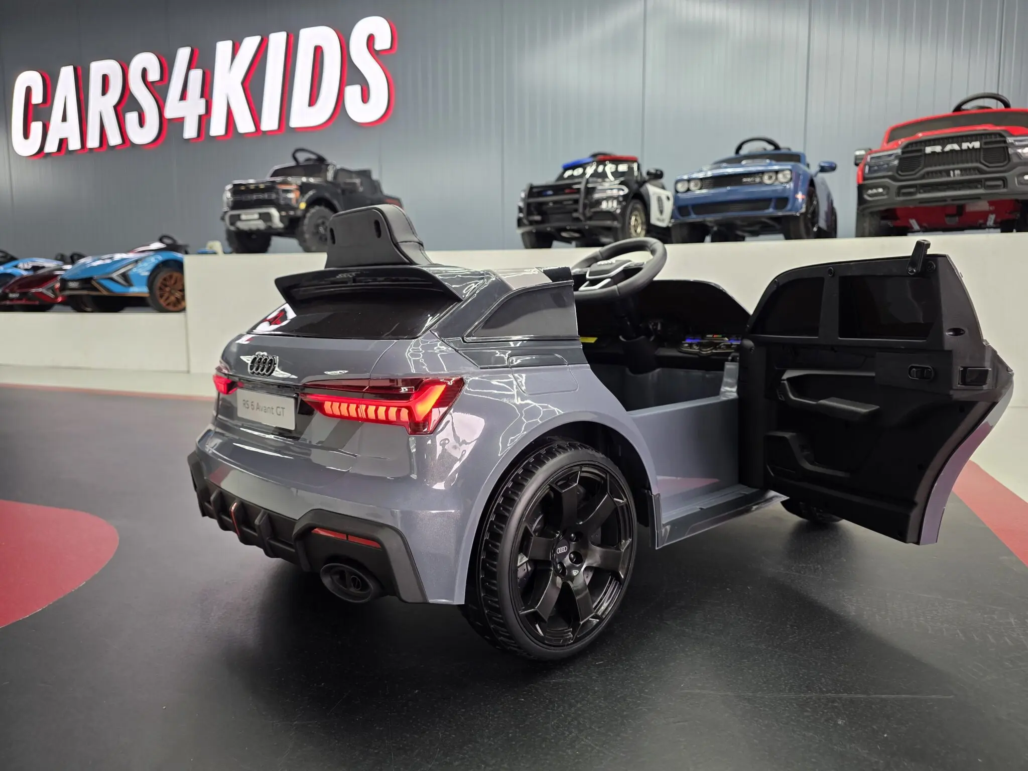 Mașinuță electrică pentru copii Audi RS6 Avant GT 12V Gri 112x61x47cm – licență oficială Audi, telecomandă parentală și soft start [8]
