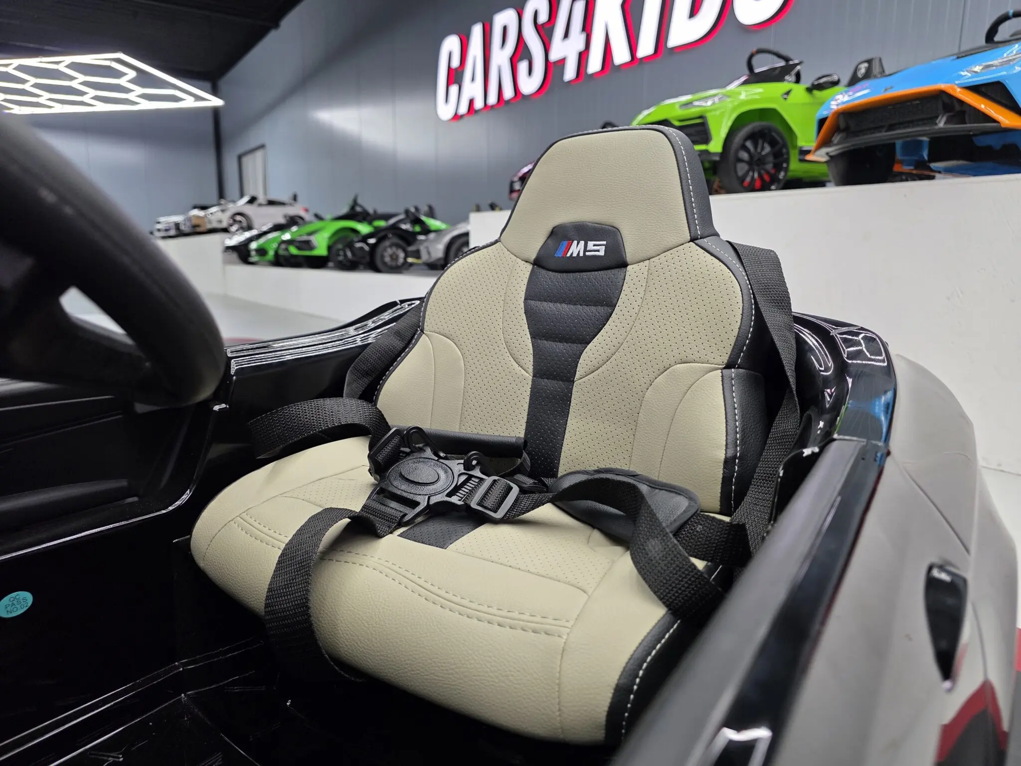 Mașinuță Electrică pentru Copii BMW M5 24V Negru Metalic – Suspensii, Bluetooth, Scaun Reglabil, Telecomandă 2.4G, Roți EVA | 3 Ani+, Max. 30 kg [10]