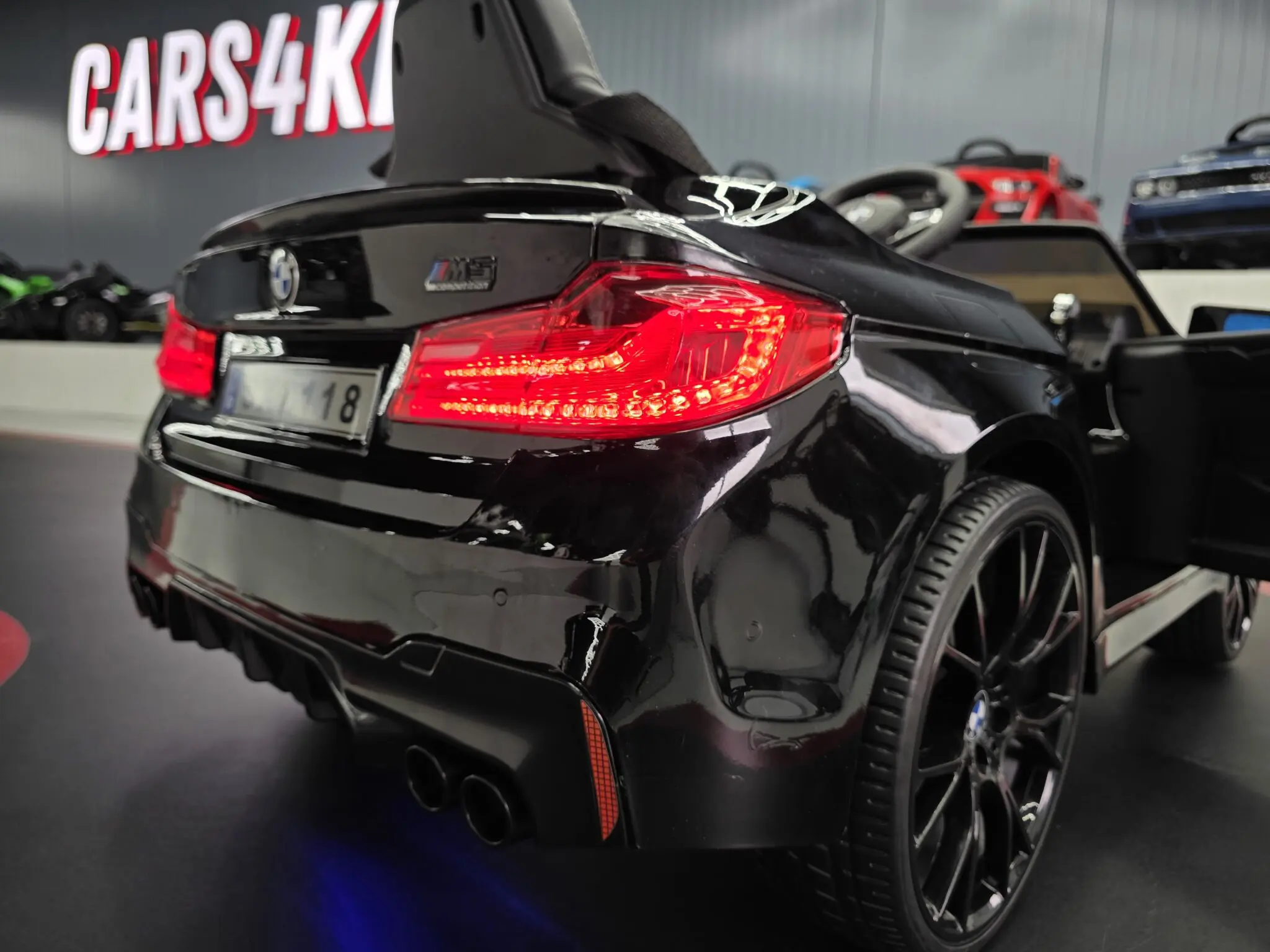 Mașinuță Electrică pentru Copii BMW M5 24V Negru Metalic – Suspensii, Bluetooth, Scaun Reglabil, Telecomandă 2.4G, Roți EVA | 3 Ani+, Max. 30 kg [8]