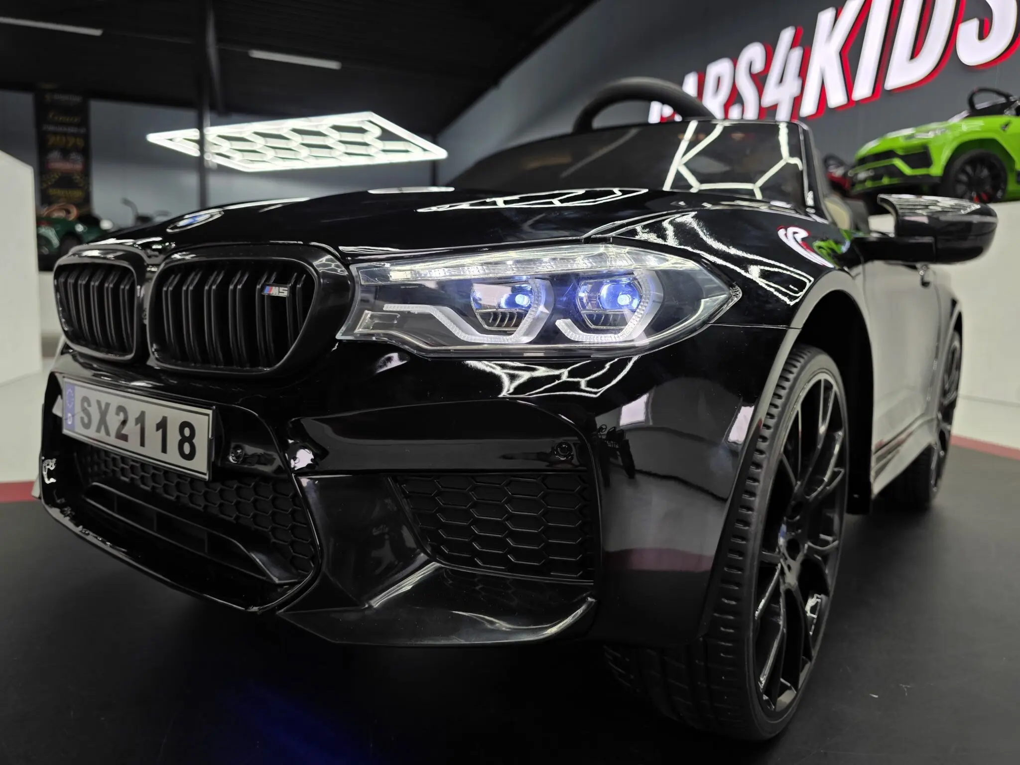 Mașinuță Electrică pentru Copii BMW M5 24V Negru Metalic – Suspensii, Bluetooth, Scaun Reglabil, Telecomandă 2.4G, Roți EVA | 3 Ani+, Max. 30 kg [4]