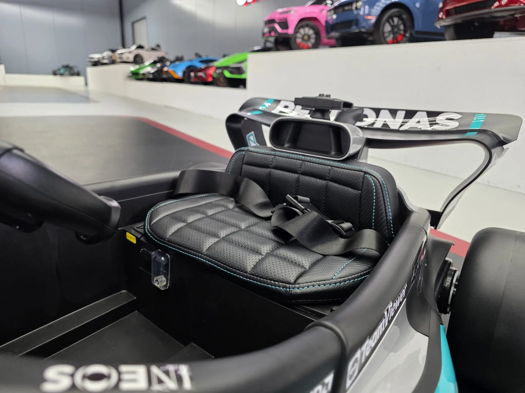 Mașinuță Electrică pentru Copii Mercedes Formula 1 12V Negru – 2 Motoare 35W, Bluetooth, Telecomandă 2.4G, Roți EVA | 3-5 Ani, Max. 30 kg [8]