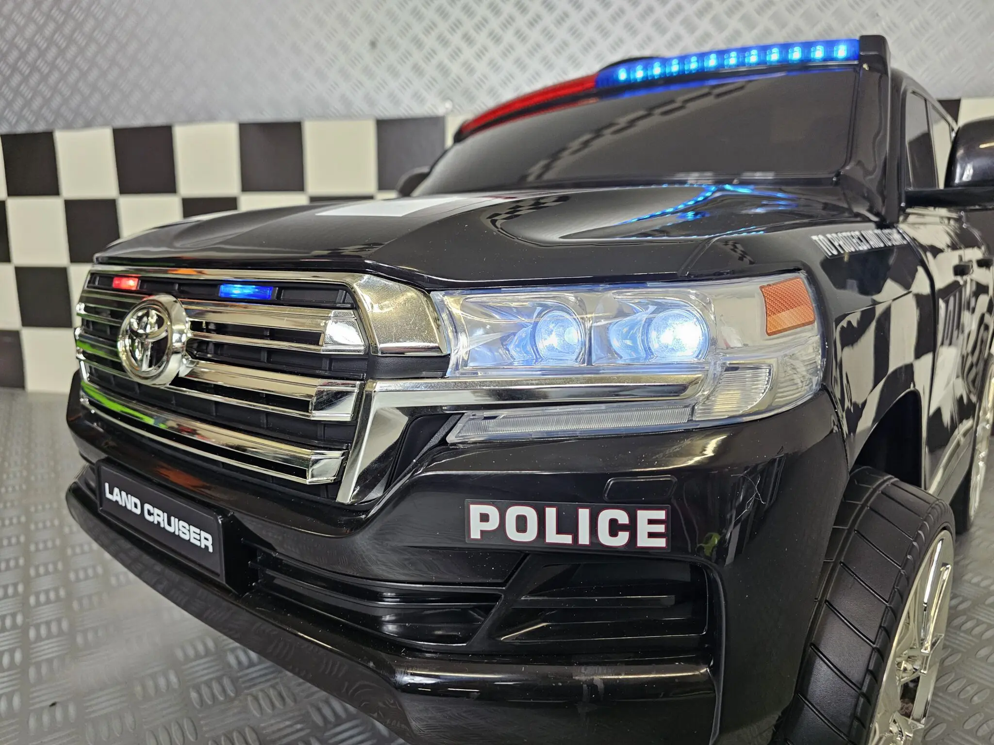 Mașinuță Electrică Toyota Land Cruiser Police 24V Negru – Licență Oficială Toyota, 4 Motoare, Suspensii, Telecomandă 2.4G | 3-5 Ani [4]
