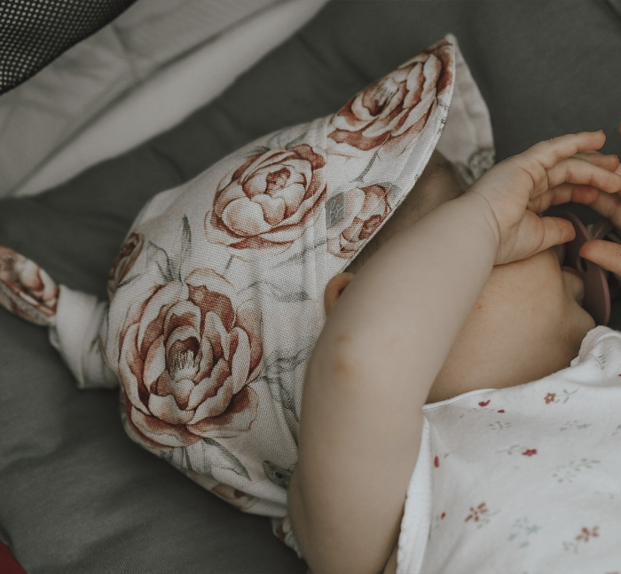 Sepcuta de soare 6 luni - 6 ani reglabila din in si vascoza cu cozoroc pentru protectie, Sepia Rose [4]