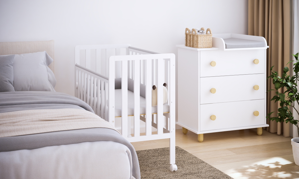 Pătuț din Lemn BAMBI Alb 100×50 cm Laterala culisantă · Roți cu blocare · Protecție silicon pentru dentiție · EN 716-1 [2]