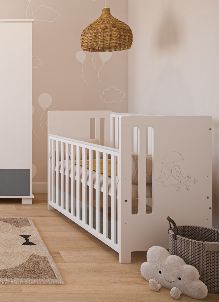 Pătuț din Lemn Păsărele Alb 120×60 cm Laterala culisantă · Protecție silicon pentru dentiție · EN 716-1 [2]