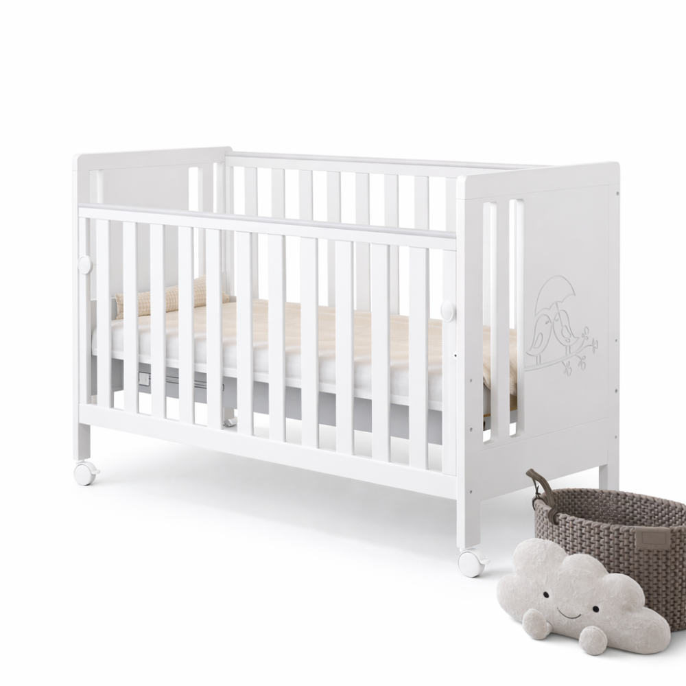 Pătuț din Lemn Păsărele Alb 120×60 cm Laterala culisantă · Protecție silicon pentru dentiție · EN 716-1 [6]