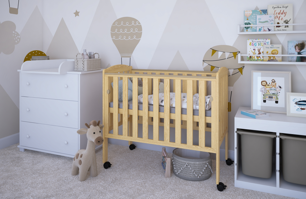 Pătuț din Lemn TOBI Natural 100×50 cm Laterala culisantă · Roți cu blocare · Protecție silicon pentru dentiție · EN 716-1 [6]