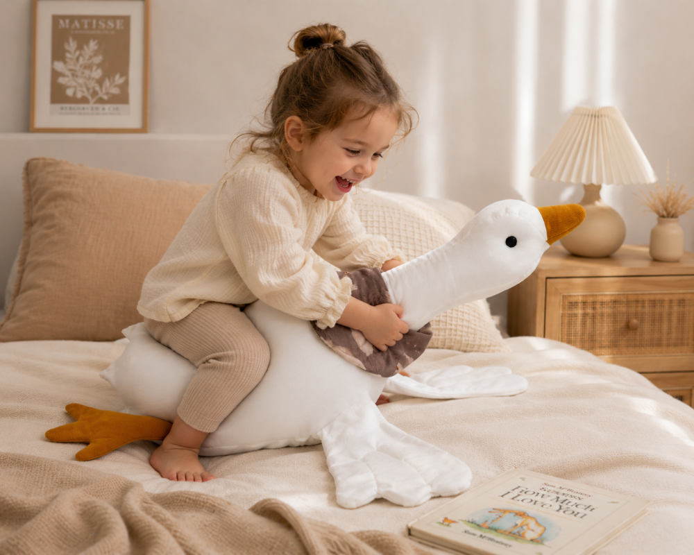 Pernă decorativă din bambus cu umplutură hipoalergenică BabySoft®, Gâscă Drăguță – Amy [2]