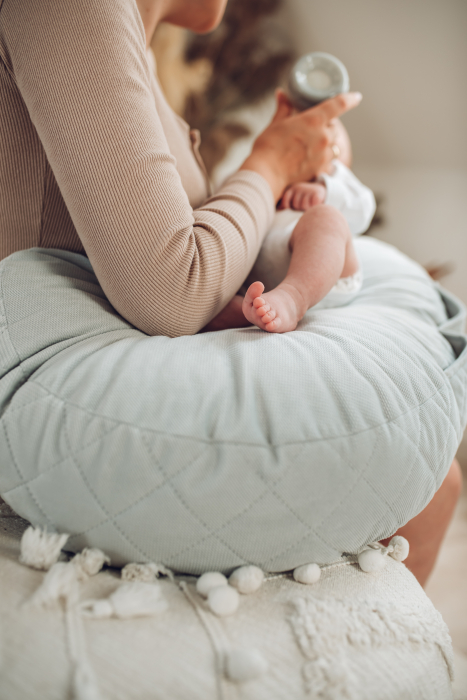Perna pentru gravide si alaptare, catifea si umplutura antialergică, Big cu buzunare, Gri, BabySteps [7]