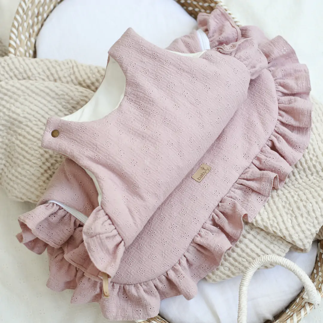 Sac de dormit pana la 9 luni, bumbac brodat Roz cu volanase by BabyLy cu umplutura antialergică BabySoft®, marimea S, 2-2,5 TOG pe tot parcursul anului [3]