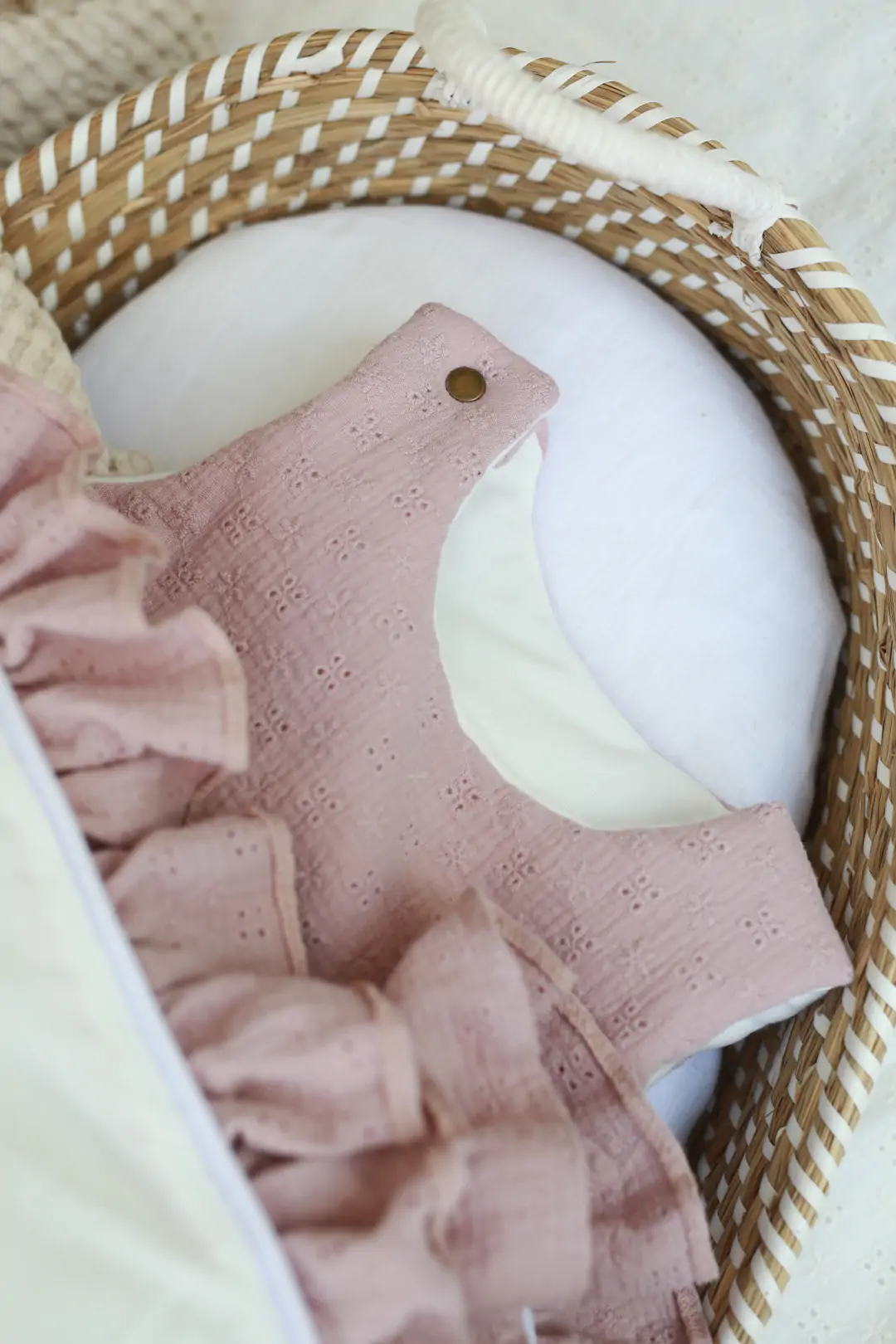 Sac de dormit pana la 9 luni, bumbac brodat Roz cu volanase by BabyLy cu umplutura antialergică BabySoft®, marimea S, 2-2,5 TOG pe tot parcursul anului [6]