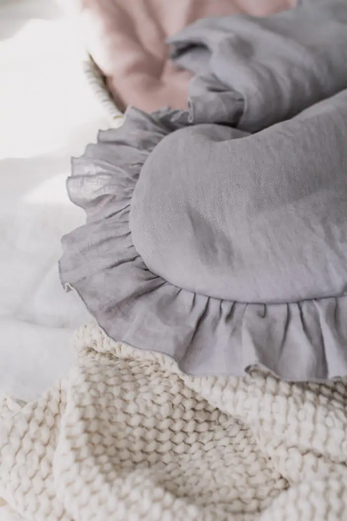 Sac de dormit pana la 9 luni, In Gri cu volanase by BabyLy cu umplutura antialergică BabySoft®, marimea S, 2 TOG pe tot parcursul anului [5]