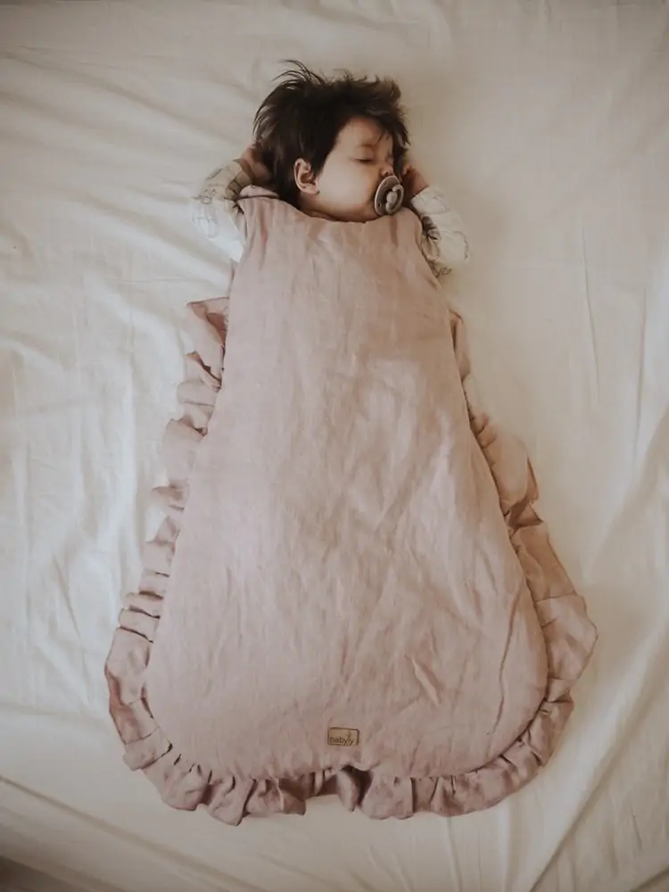 Sac de dormit pana la 9 luni, In Gri cu volanase by BabyLy cu umplutura antialergică BabySoft®, marimea S, 2 TOG pe tot parcursul anului [7]
