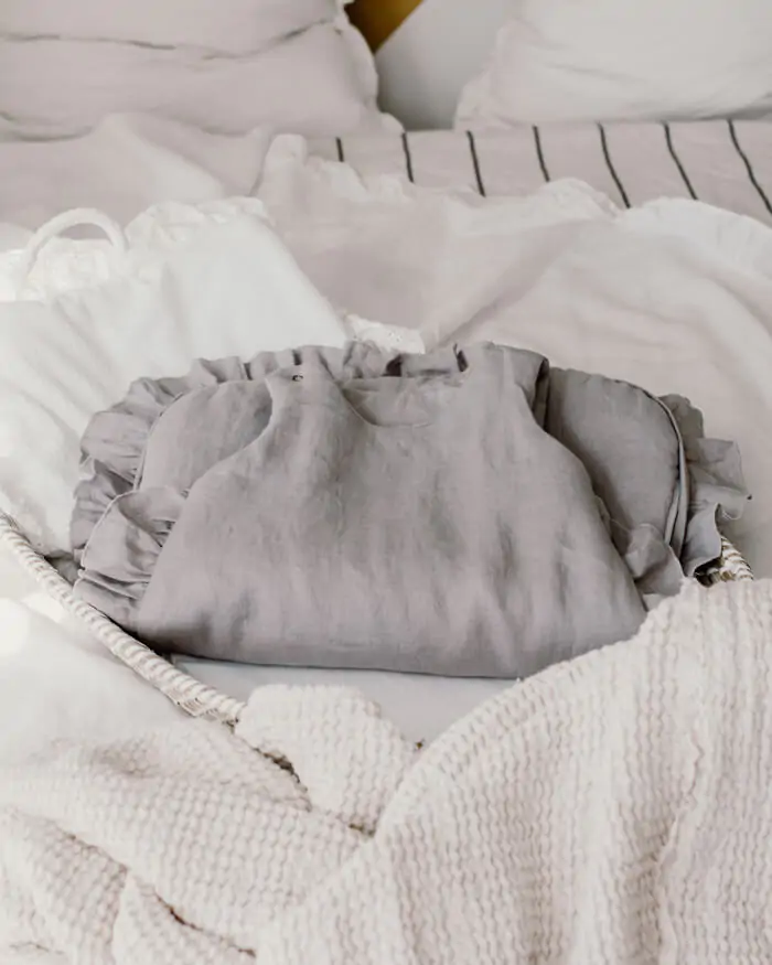 Sac de dormit pana la 9 luni, In Gri cu volanase by BabyLy cu umplutura antialergică BabySoft®, marimea S, 2 TOG pe tot parcursul anului [4]
