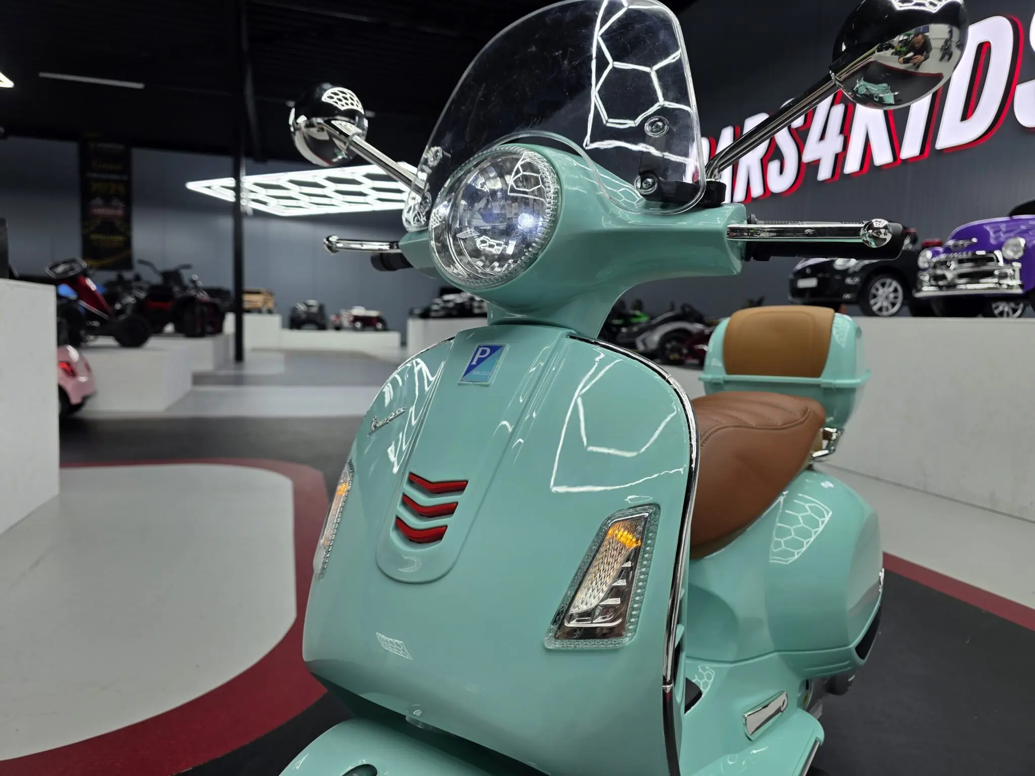 Scuter Electric pentru Copii Vespa GTS 12V Verde Mint – Licență Oficială Piaggio, cu Parbriz și Portbagaj Incluse | 3 Ani+, Max. 30 kg [6]
