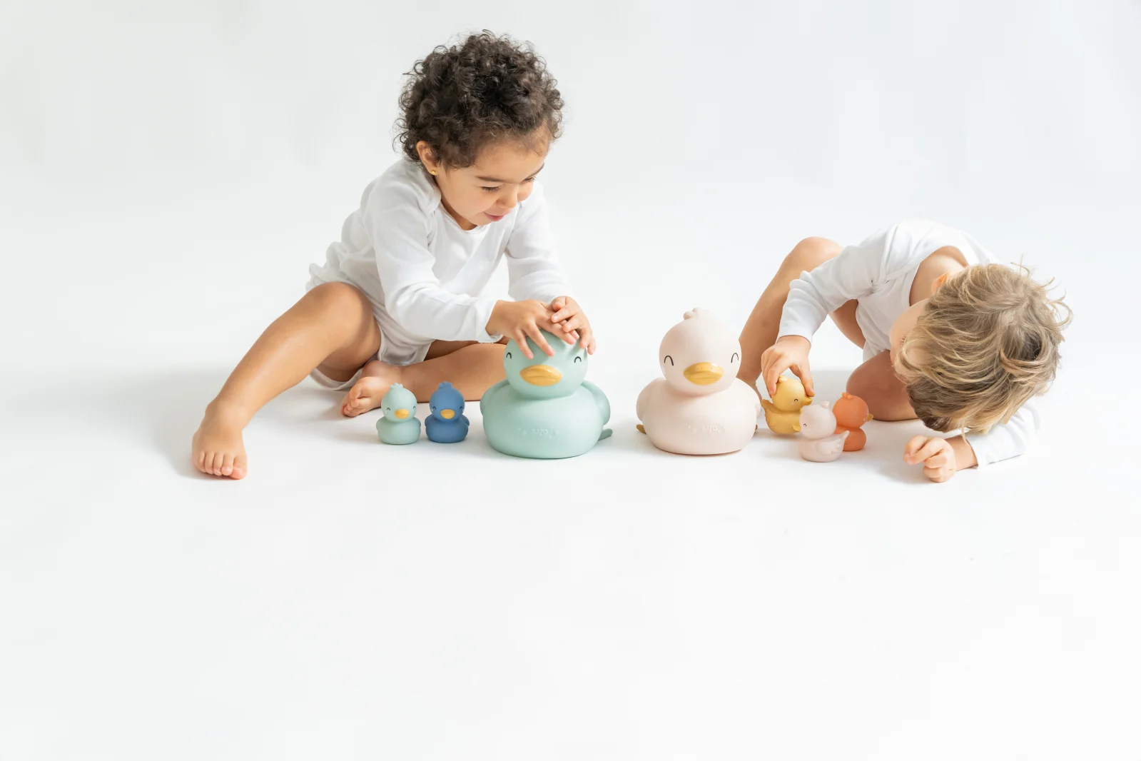 Set rățuște de baie – Familie completă: 2 rățuște mari + 5 rățuște mici | Distracție, siguranță și stimulare senzorială pentru cei mici [6]